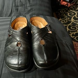 Earth Fawn slip-on in black, size 6.5